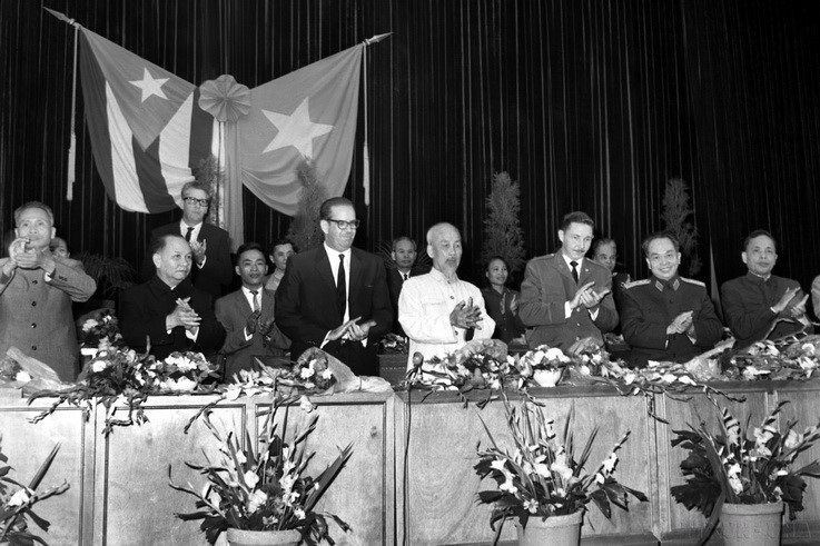 President Ho Chi Minh and senior Vietnamese leaders welcome the delegation of the Cuban Party and Revolutionary Government, led by President Osvaldo Dorticós Torrado, during their visit to Vietnam in late October 1966. (Photo: VNA)