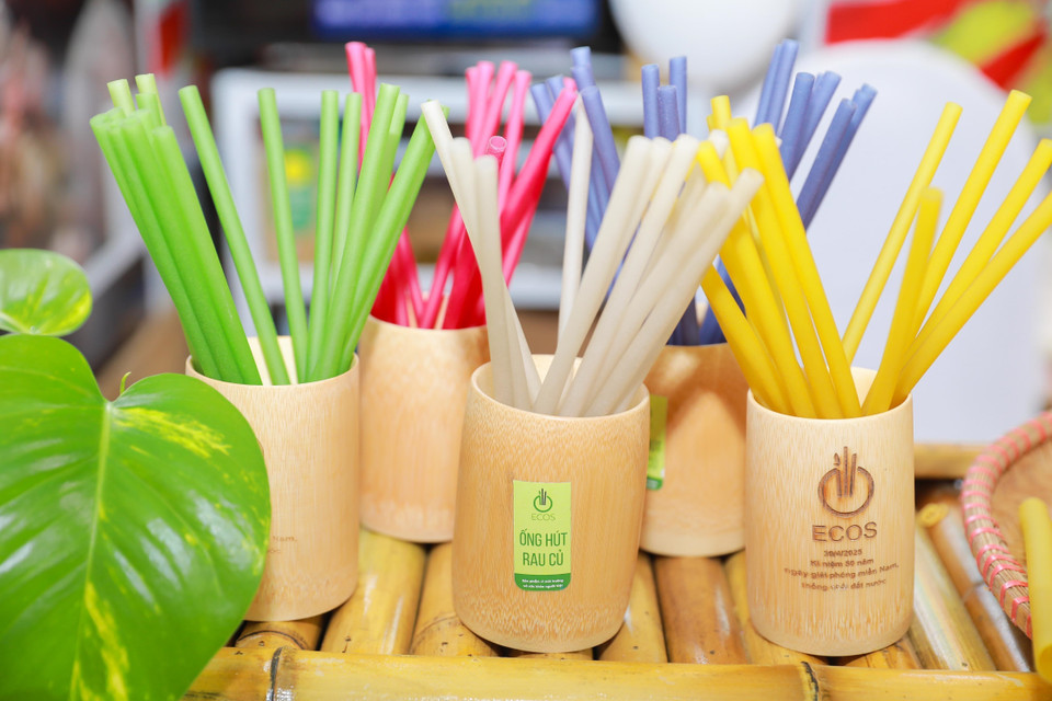 Eco-friendly products re showcased at the Autumn Fair. (Photo: VNA)