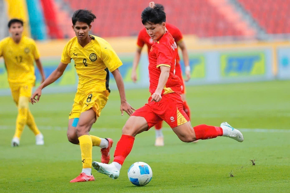 Vietnam U22 immediately pushes forward after kickoff, launching continuous attacks that force Malaysia U22 onto the defensive. (Photo: Minh Quyet – VNA correspondent in Thailand)