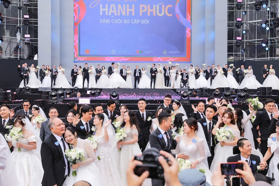 80 couples take part in the “A day for us – Love is happiness” wedding ceremony. (Photo: Khanh Hoa/VNA)