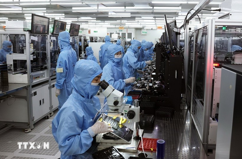 A production line for camera modules and electronic components at the factory of MCNEX VINA Co. Ltd, a Korean-invested company in Phuc Son Industrial Park, Ninh Binh province. (Photo: VNA)