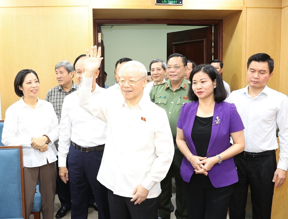 Party General Secretary Nguyen Phu Trong meets with voters at the headquarters of Dong Da district, Hanoi, on October 14, 2023. (Photo: VNA)