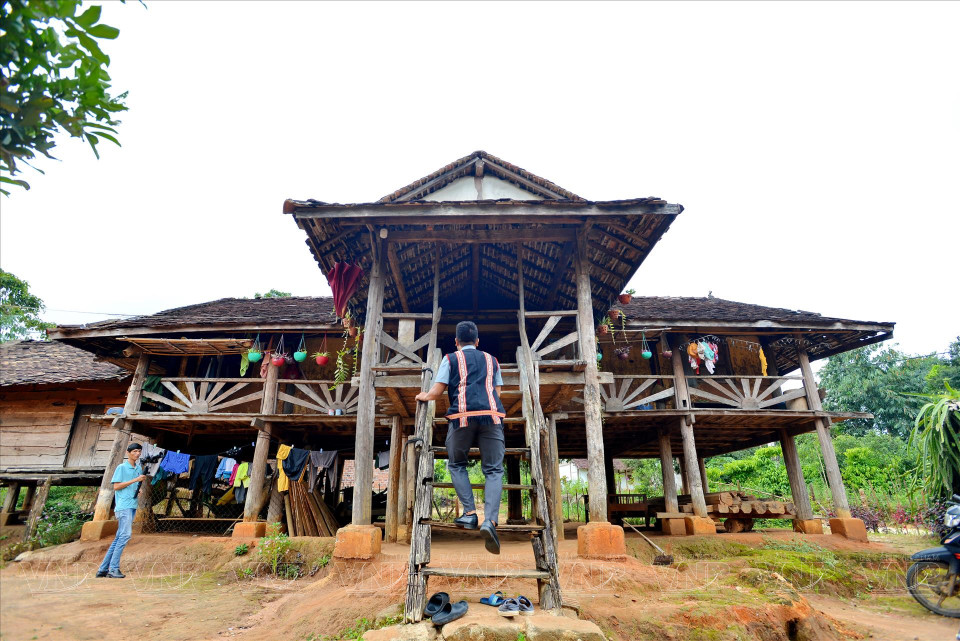 The traditional stilt house of the Ba Na people in Kon Jo Dri village, Dak Ro Wa commune, Kon Tum city, Kon Tum province (Photo: VNP/VNA)