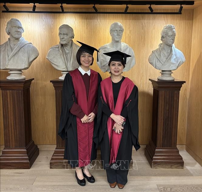 Doctors Do Thi Ngoc Linh (left) and Le Diep Linh at the RCS membership certificate award ceremony in London. (Photo: VNA)