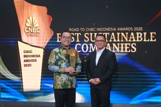 Kariyanto Hardjosoemarto (left), General Director of VinFast Indonesia, receives the award at the event. (Photo: doanhnghiepvn.vn)