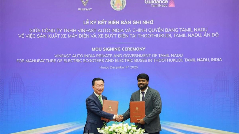 Pham Sanh Chau (left), Vingroup Asia CEO and VinFast Asia CEO, and Prabakaran Andi Saravanan, Associate Vice President at Guidance Tamil Nadu, at the MoU signing ceremony. (Photo: vingroup.net) 