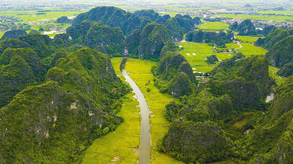 The Ngo Dong River welcomes domestic and foreign tourists to Tam Coc - Bich Dong. (Photo: VNA)