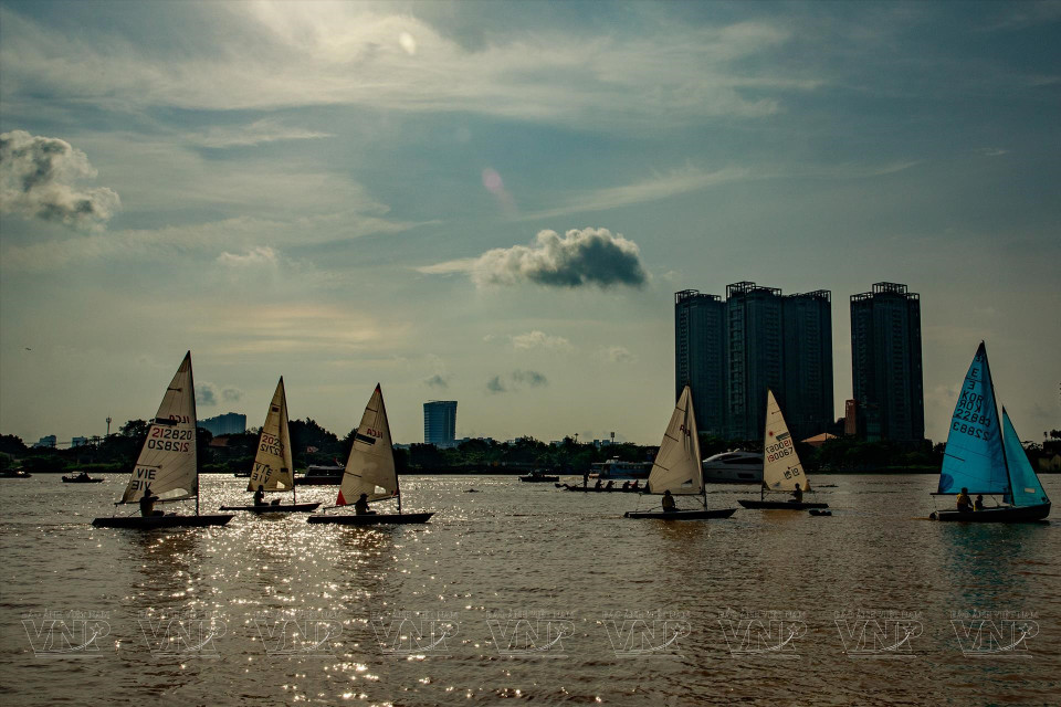 Saigon River bursts with life from different types of boats during the first-ever river festival. (Photo: VNP/VNA)