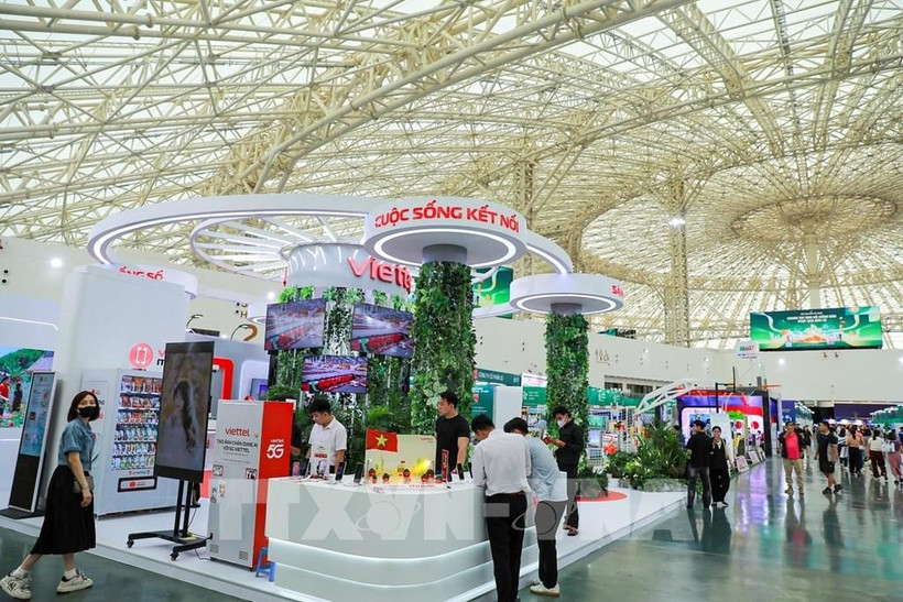 The exhibition area showcasing the “Vietnam National Brand” attracts great interest from visitors and locals alike. (Photo: VNA)