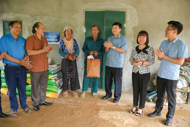 A poor household in Pu Nhi commune receives support to build a new house. (Photo: mattran.org.vn)