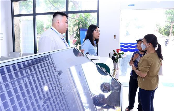Staff of the public administrative service centre of Tay Ho ward, Hanoi, guide people in handling administrative procedures. (Photo: VNA)