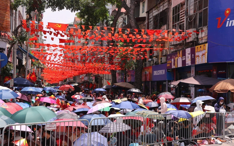 Hanoi residents gather early to watch the second grand rehearsal of the parade in preparation for the A80 celebration. (Photo: VNA)