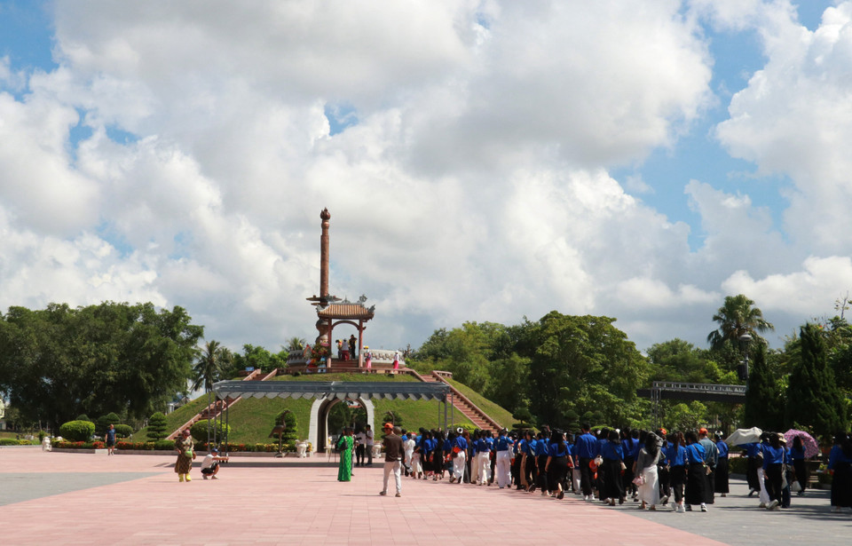 A large number of locals and visitors offer incense at the Quang Tri Ancient Citadel. (Photo: VNA)