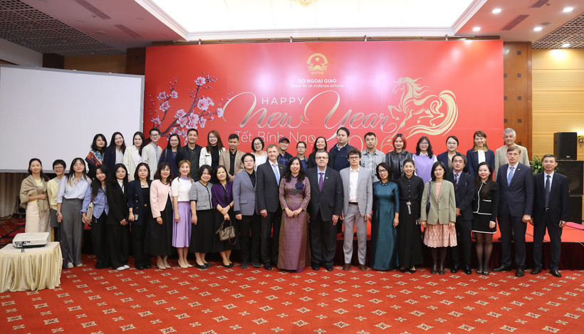 Deputy Minister of Foreign Affairs Le Thi Thu Hang and representatives of diplomatic missions and foreign press agencies pose for a group photo at the meeting in Hanoi on December 12, 2025. (Photo: The Ministry of Foreign Affairs)