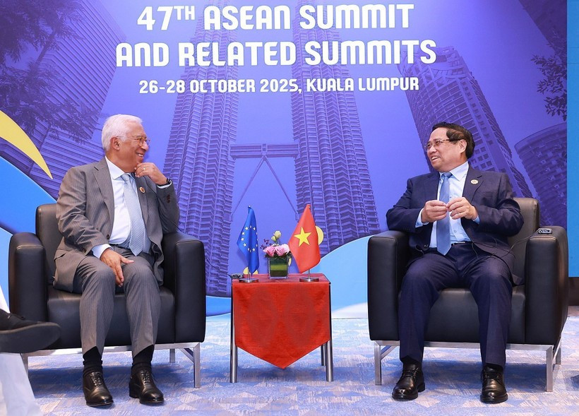 Prime Minister Pham Minh Chinh (R) meets President of the European Council Antonio Costa on the sidelines of the 47th ASEAN Summit in Malaysia. (Photo: VNA)