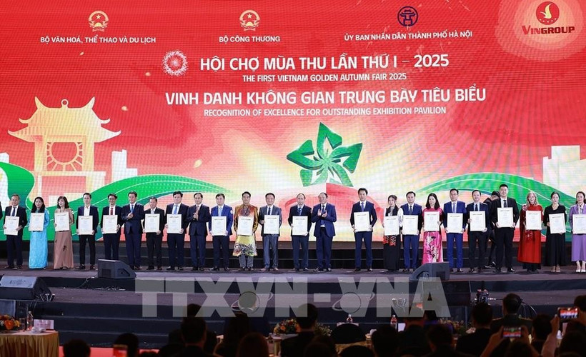 Thirty outstanding exhibitors are honoured at the first Autumn Fair 2025's closing ceremony on November 3. (Photo: VNA)