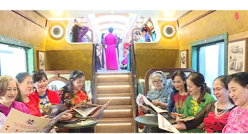 For many travellers, the train is not only a new journey of discovery but also a “train of information,” where pressing socio-economic issues are vividly reflected through each article. (Photo: VNA)