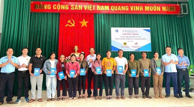 Over 1,000 disadvantaged border residents in Gia Lai receive health insurance cards on November 13. (Photo: VNA)