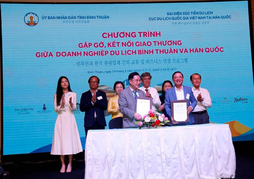 At the signing ceremony of a cooperation agreements between tourism agencies of Binh Thuan and the Republic of Korea. (Photo: VNA)