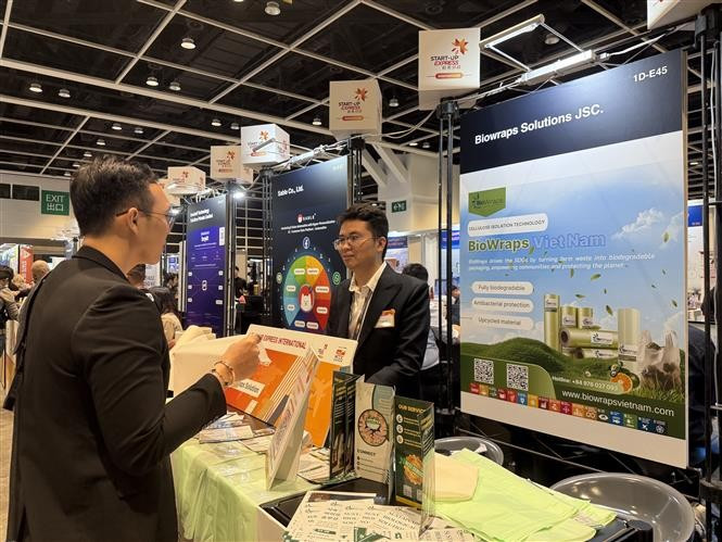 Trinh Cong Qui, founder of the BioWraps project, introduces the company’s products to customers. (Photo: VNA)