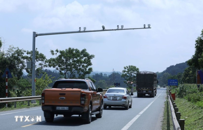 The Traffic Police force will transfer the fastest information on violation acts to the vehicle owner through the VNeTraffic application (Photo: VNA)