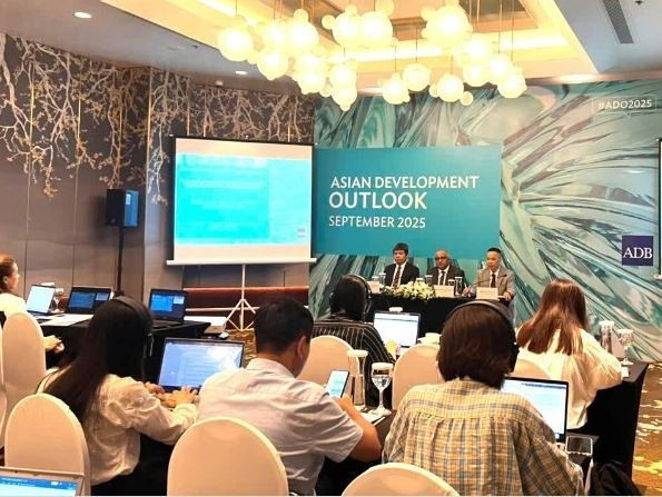 At the press conference to release the Asian Development Outlook on September 30. (Photo: VietnamPlus)