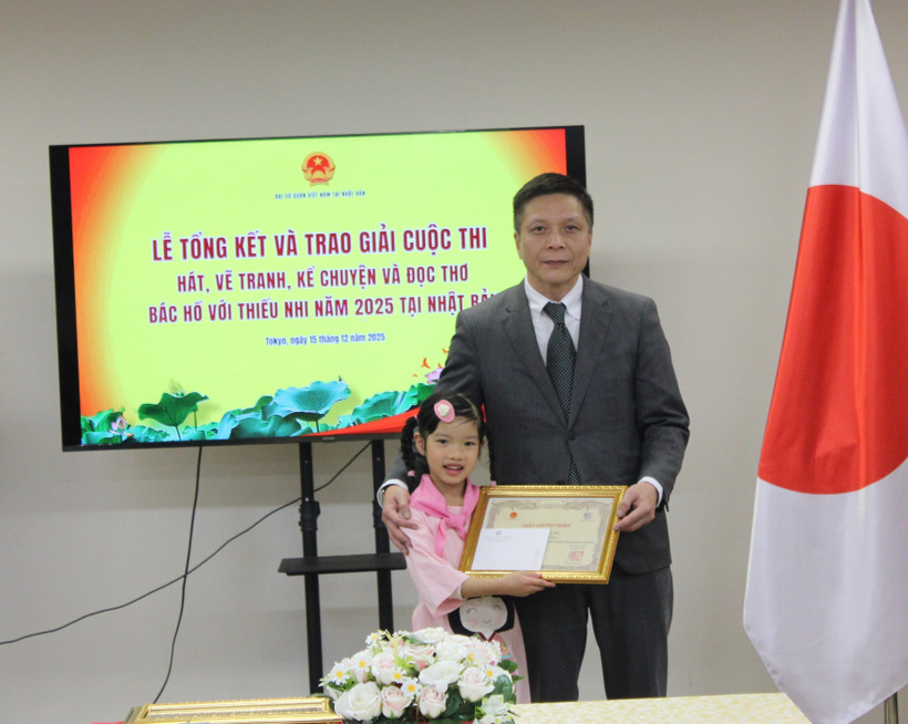 Kim Tra My (left), a contestant, receives a certificate from the Vietnamese Embassy in Japan. (Photo: VNA)