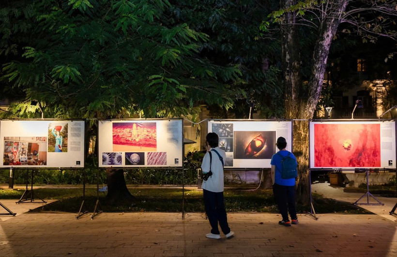 Visitors enjoy the exhibition. (Photo: VNA)