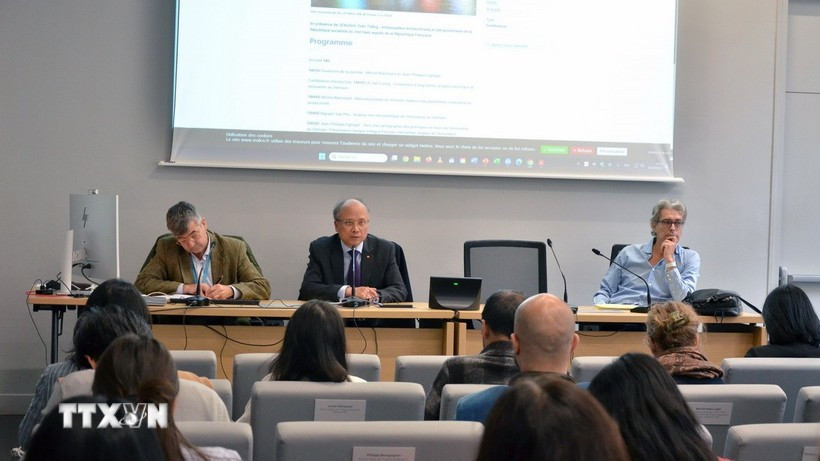 Vietnamese Ambassador to France Dinh Toan Thang (centre) speaks at the workshop (Photo: VNA)