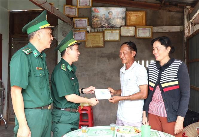Dak Lak Border Guard presents gifts to households in Ia Rve commune. (Photo: VNA)