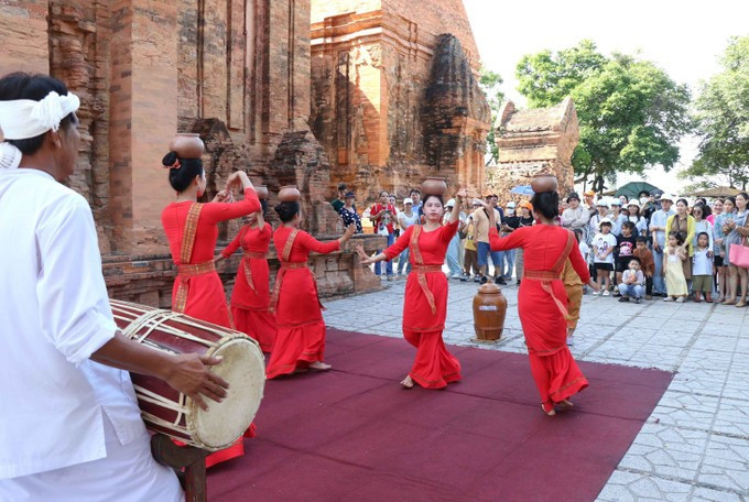 A Cham dance performed at Ponagar Tower in Khanh Hoa province. (Photo: VNA)