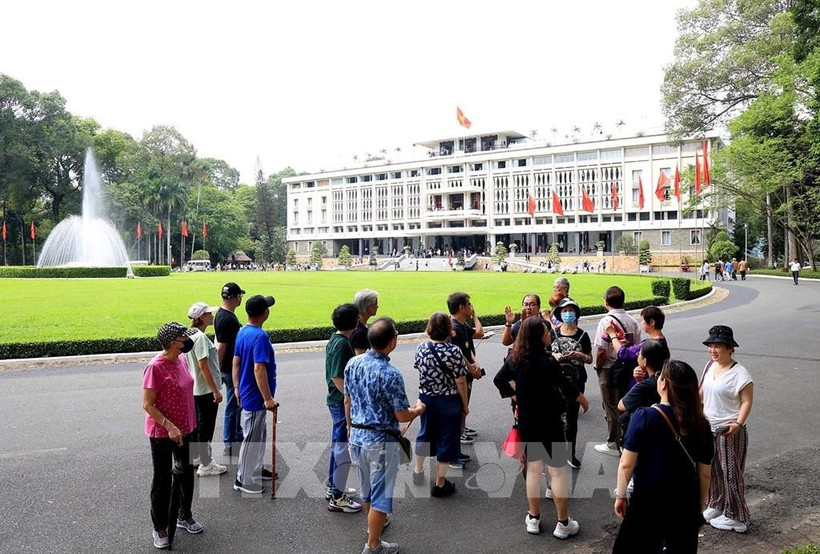 International travelers visit the Independence Palace, a popular historical site in Ho Chi Minh City. (Photo: VNA)