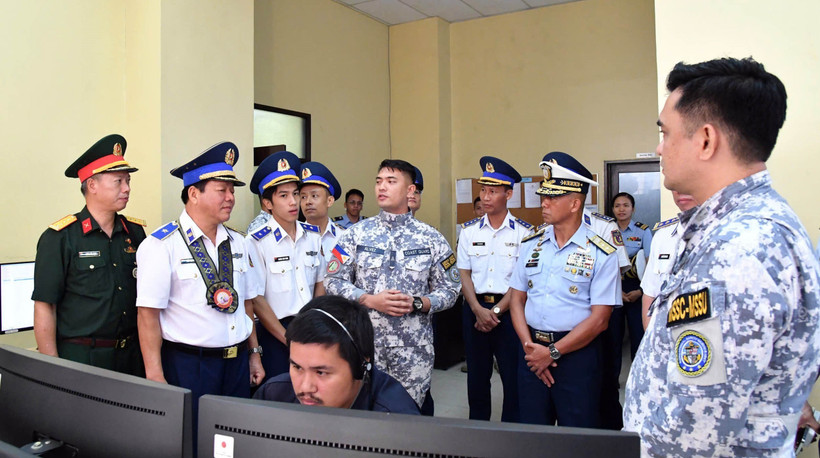 The Vietnam Coast Guard delegation visits the Maritime Operations Centre of the Coast Guard District Central Visayas in Cebu, the Philippines. (Photo: VNA)