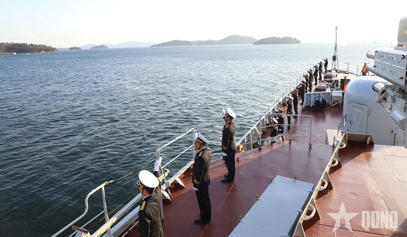 Frigate 015 – Tran Hung Dao and the delegation of the Vietnam People’s Navy (VPN) on December 14 leave Jinhae Naval Base. (Photo: qdnd.vn)