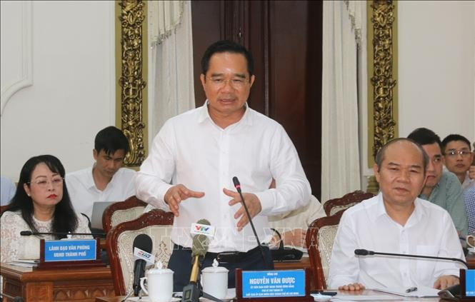 Chairman of the People's Committee of HCM City Nguyen Van Duoc speaks at the meeting. (Photo: VNA)