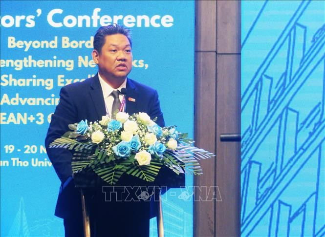 Associate Prof. Dr. Thanapan Laiprakobsup, Executive Director of the ASEAN University Network, speaks at the event (Photo: VNA)