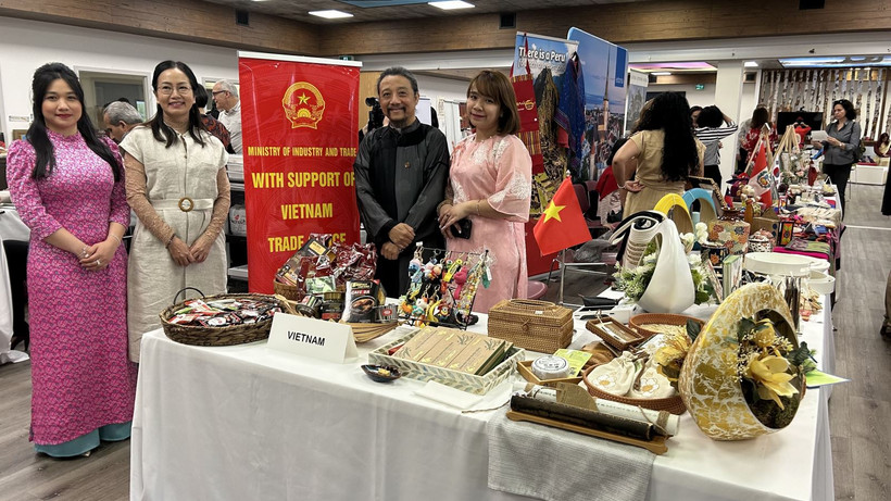 The Vietnamese booth at the charity fair. (Photo: VNA)
