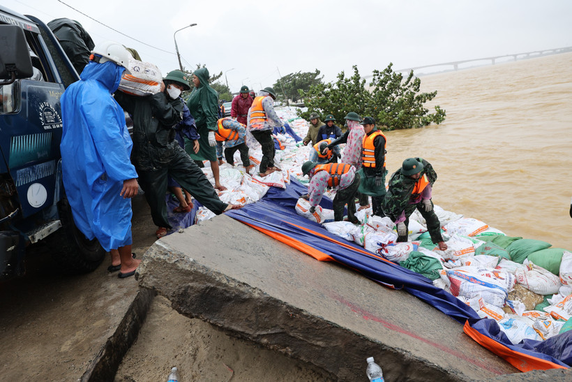 Officers and soldiers of the armed forces join local residents in consolidating An Luong dyke in Da Nang city. (Photo: VNA)