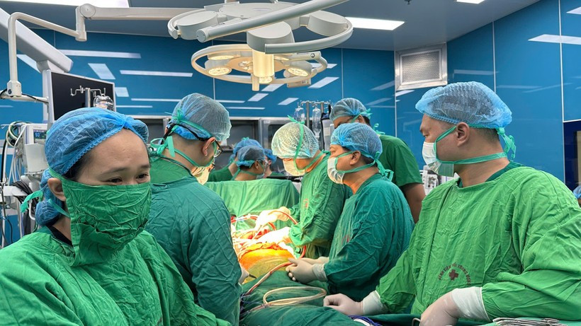 Doctors perform a lung transplant on a patient. (Photo: VietnamPlus)
