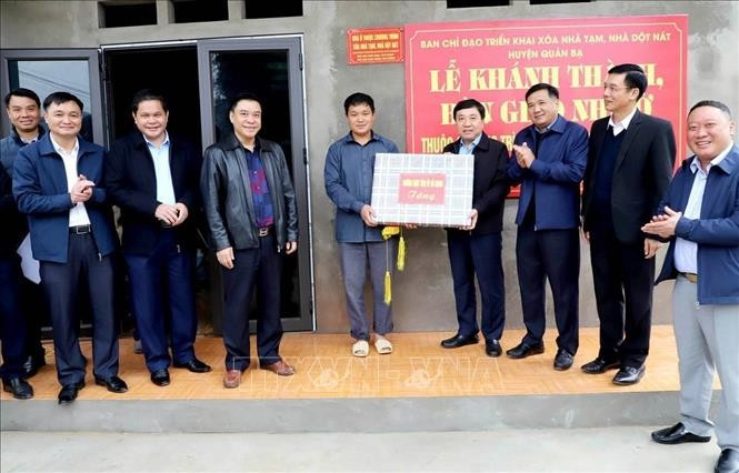 The family receiving the first house under the "Eliminating Makeshift and Dilapidated Houses" programme in Group 4, Tam Son town, Quan Ba district, Ha Giang province. (Photo: VNA)