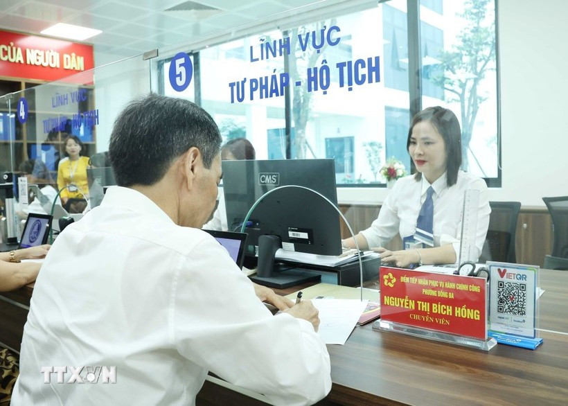 At a public administrative service centre in Hanoi (Photo: VNA)