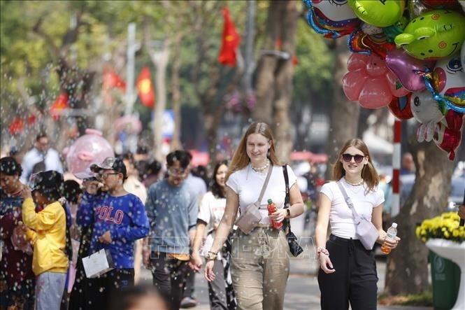 In November alone, the capital city receives 2.5 million visitors, an increase of 14.7% year-on-year (Photo: hanoimoi.vn)