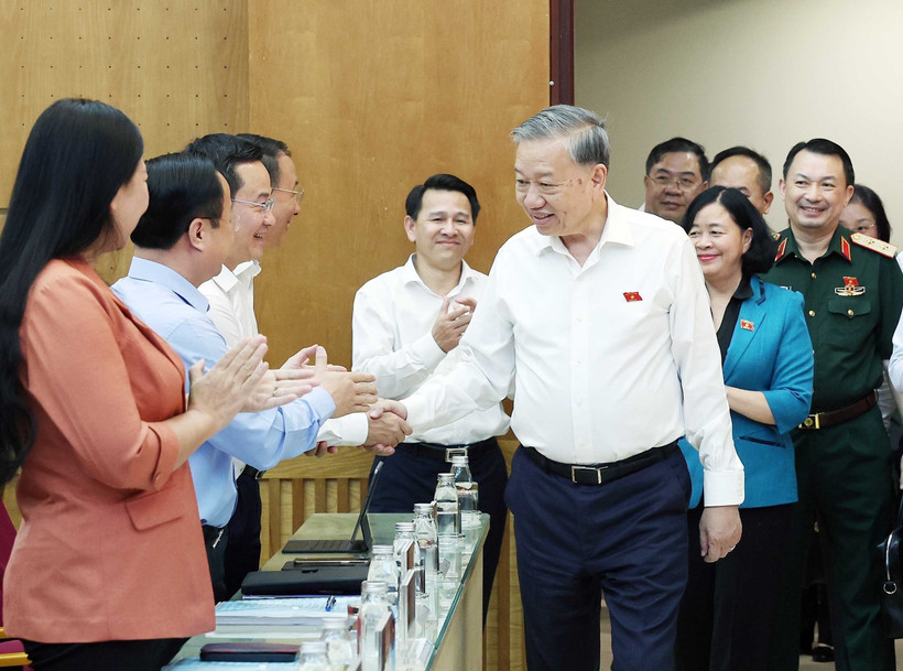 Party General Secretary To Lam meets with voters in 11 wards of the capital city on September 23, 2025. (Photo: VNA)