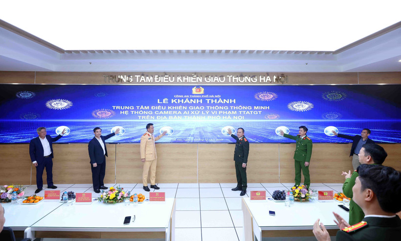 Delegates perform the inauguration protocol for the Hanoi smart traffic control centre in the capital on December 13. (Photo: VNA)