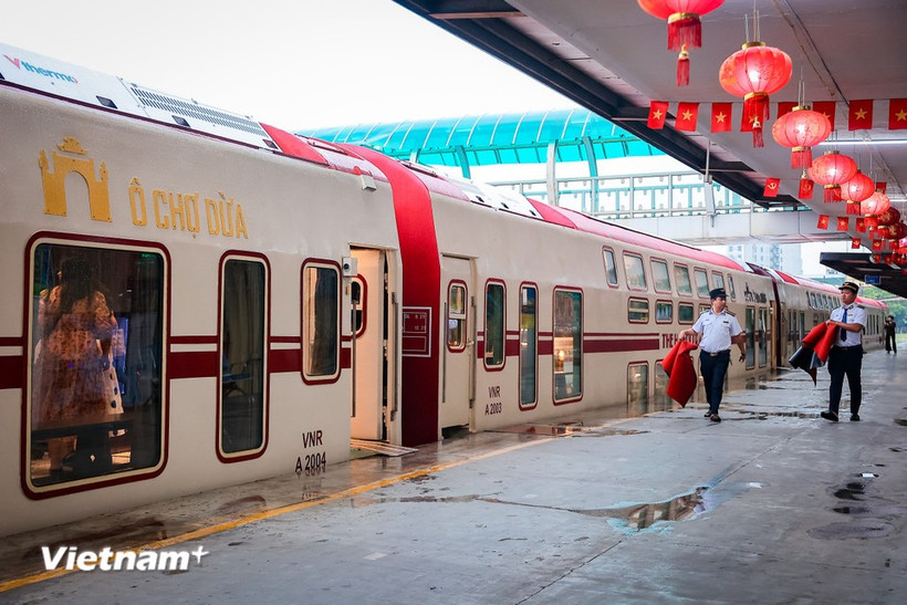 The “Hanoi 5 Cua O” (Hanoi's Five Gates) train is drawing interest from visitors to the capital city (Photo: VNA)
