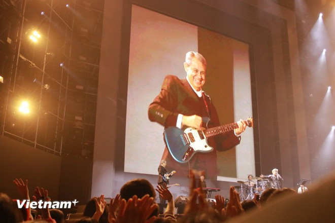 Mexican Ambassador to Vietnam Alejandro Negrin Munoz receives a warm welcome on stage at the Vietnam Happy Fest 2025 concert on the evening of December 7 at Dong Kinh Nghia Thuc Square, Hanoi. (Photo: Vietnam+)
