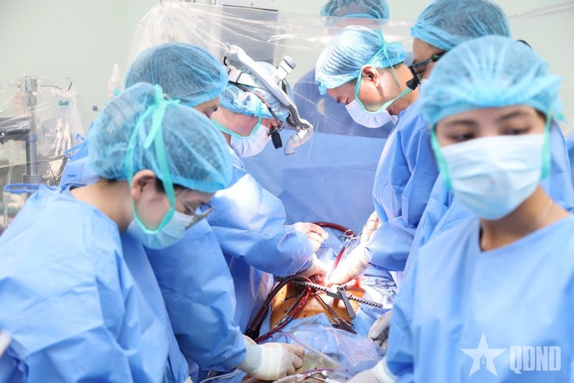 Doctors at the 108 Military Central Hospital perform a heart transplant. (Photo: qdnd.vn)