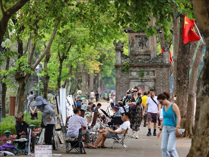 Pedestrian streets around Hoan Kiem Lake are favoured by both domestic and international visitors. (Photo: VNA)