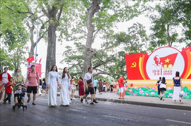 Tourists enjoy leisure activities around the Hoan Kiem Lake pedestrian zone. (Photo: VNA)