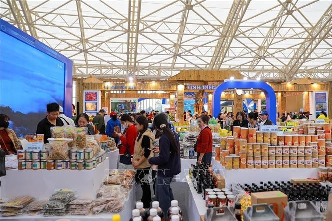 People shop at the Autumn Fair 2025 (Photo: VNA)